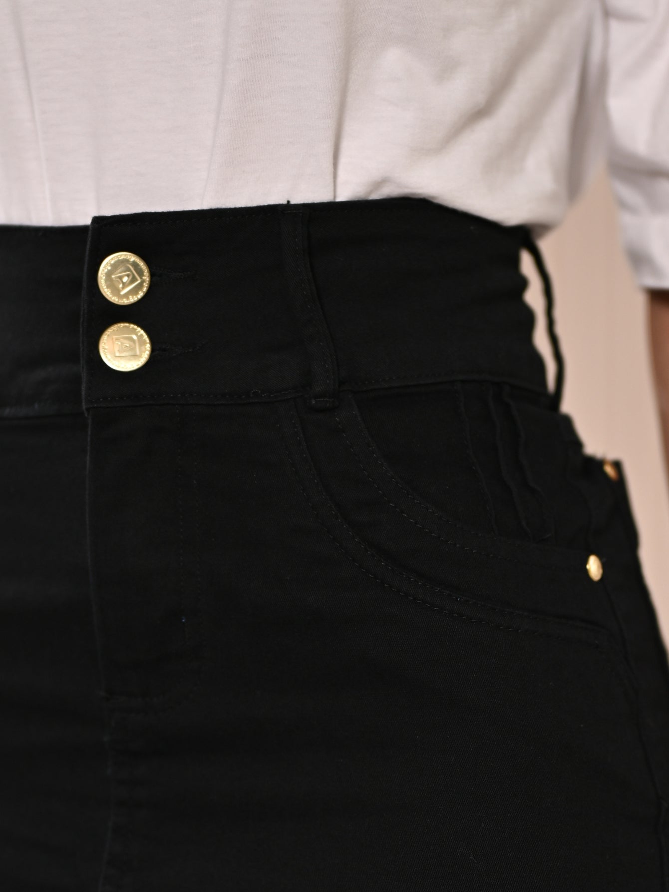 Saia Brim com Elastano Preta Cintura Alta Anagrom Bolso Bordado Ref.035