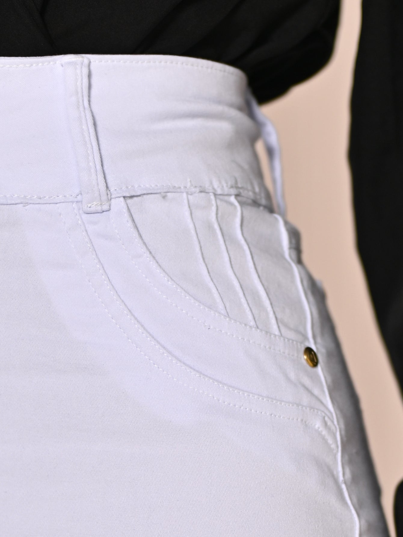 Saia Brim com Elastano Branca Cintura Alta Anagrom Bolso Bordado Ref.047