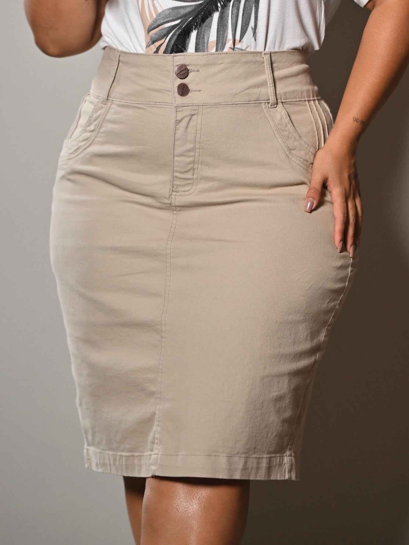 Saia Brim com Elastano Bege Cintura Alta Anagrom Bolso Bordado Ref.254