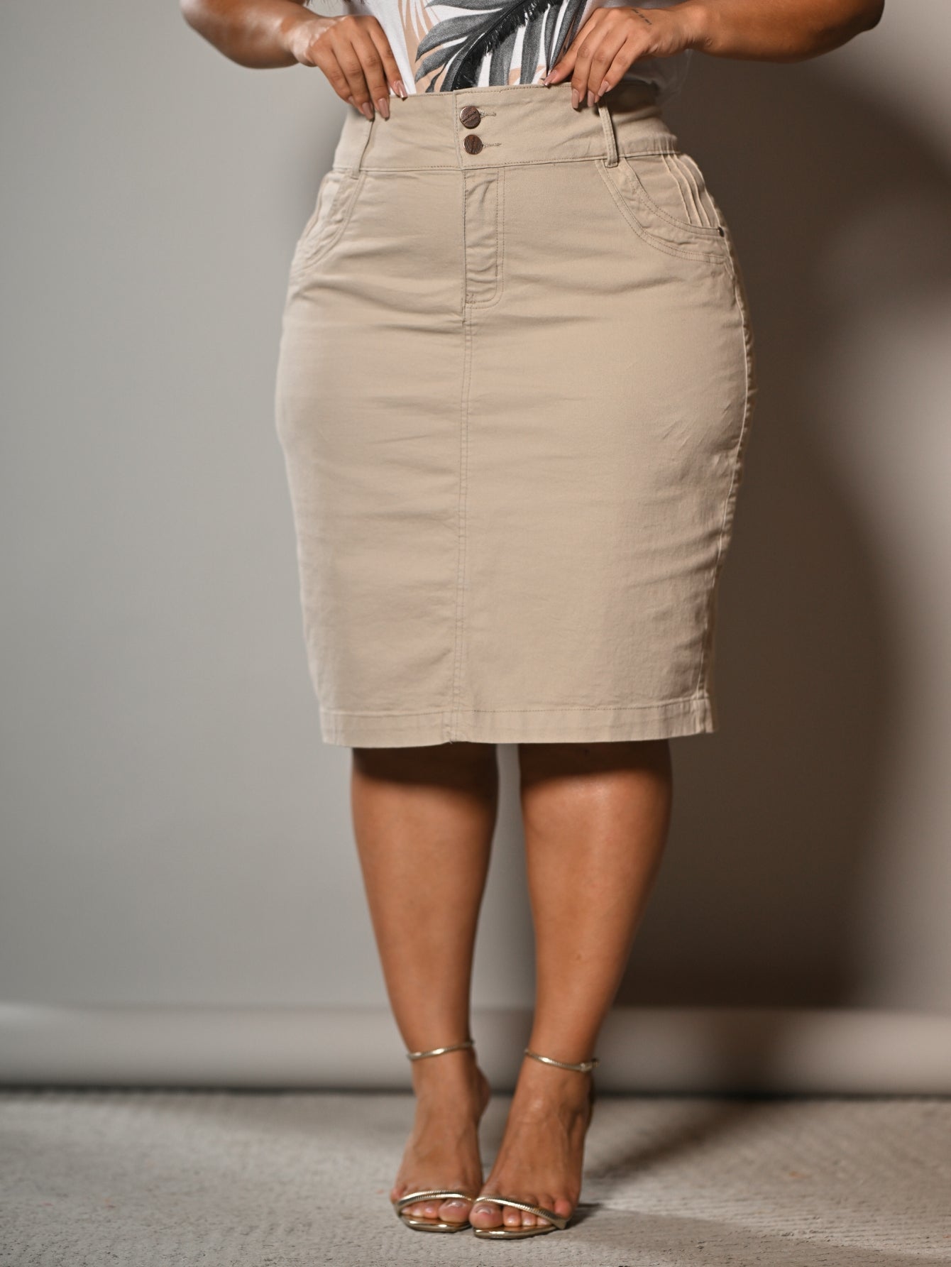 Saia Brim com Elastano Bege Cintura Alta Anagrom Bolso Bordado Ref.254