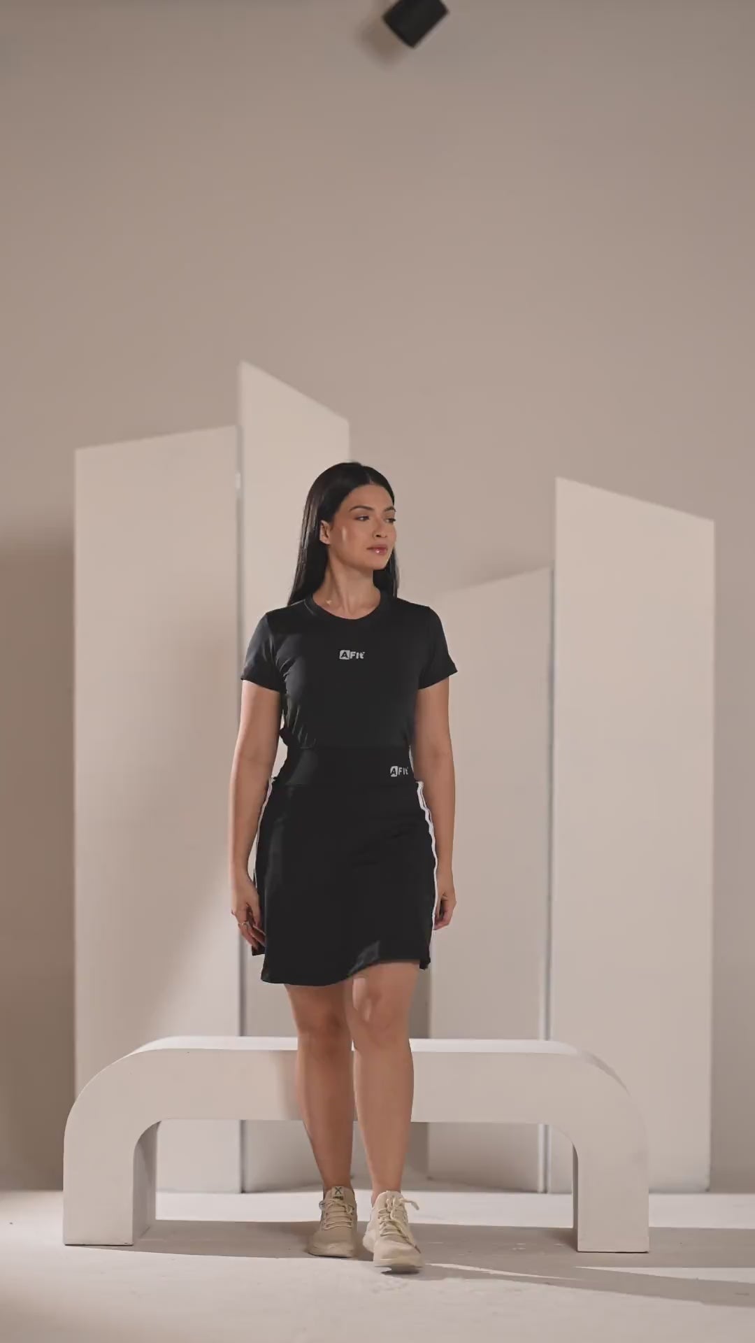 Saia Fitness Modesta com Short Por Baixo Preta Listras Brancas Anagrom REF.8018